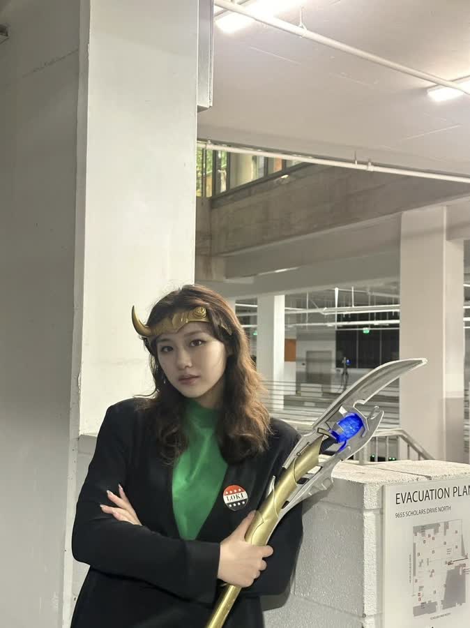 Huge sci-fi fan, MCU especially, Loki most of all. 🐍